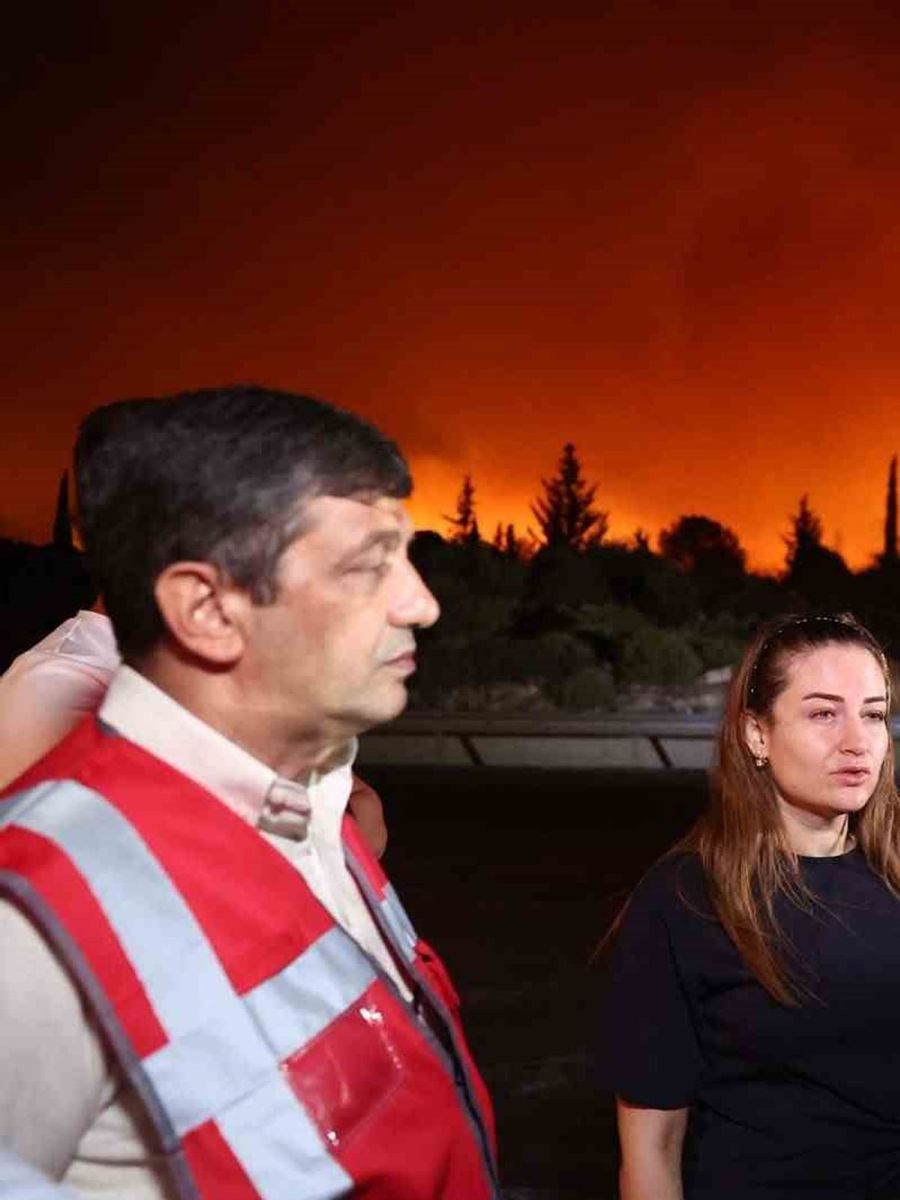 Başkan Vekili Özdemir: "Şehrin tüm sorumlularıyla koordineli şekilde yangınla mücadele ediyoruz"