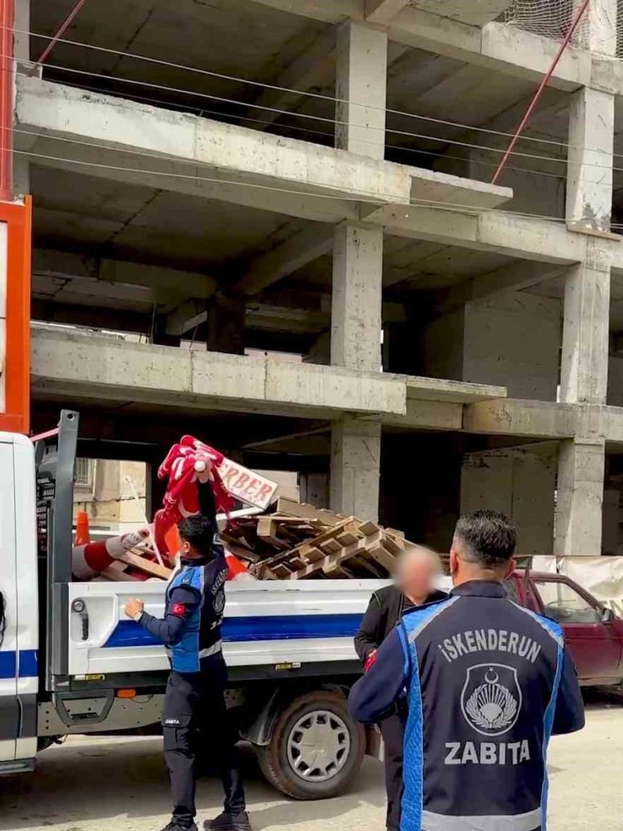Tabelayı kurtarmak için "Belediye başkanı akrabam" dedi, zabıta geri adım atmadı