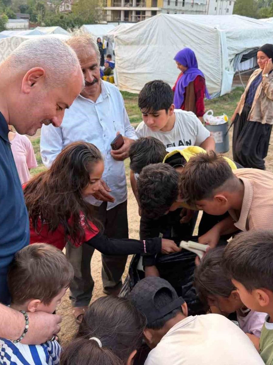 Başkan Yılmaz Yıldız, mevsimlik tarım işçilerinin çocuklarıyla buluştu