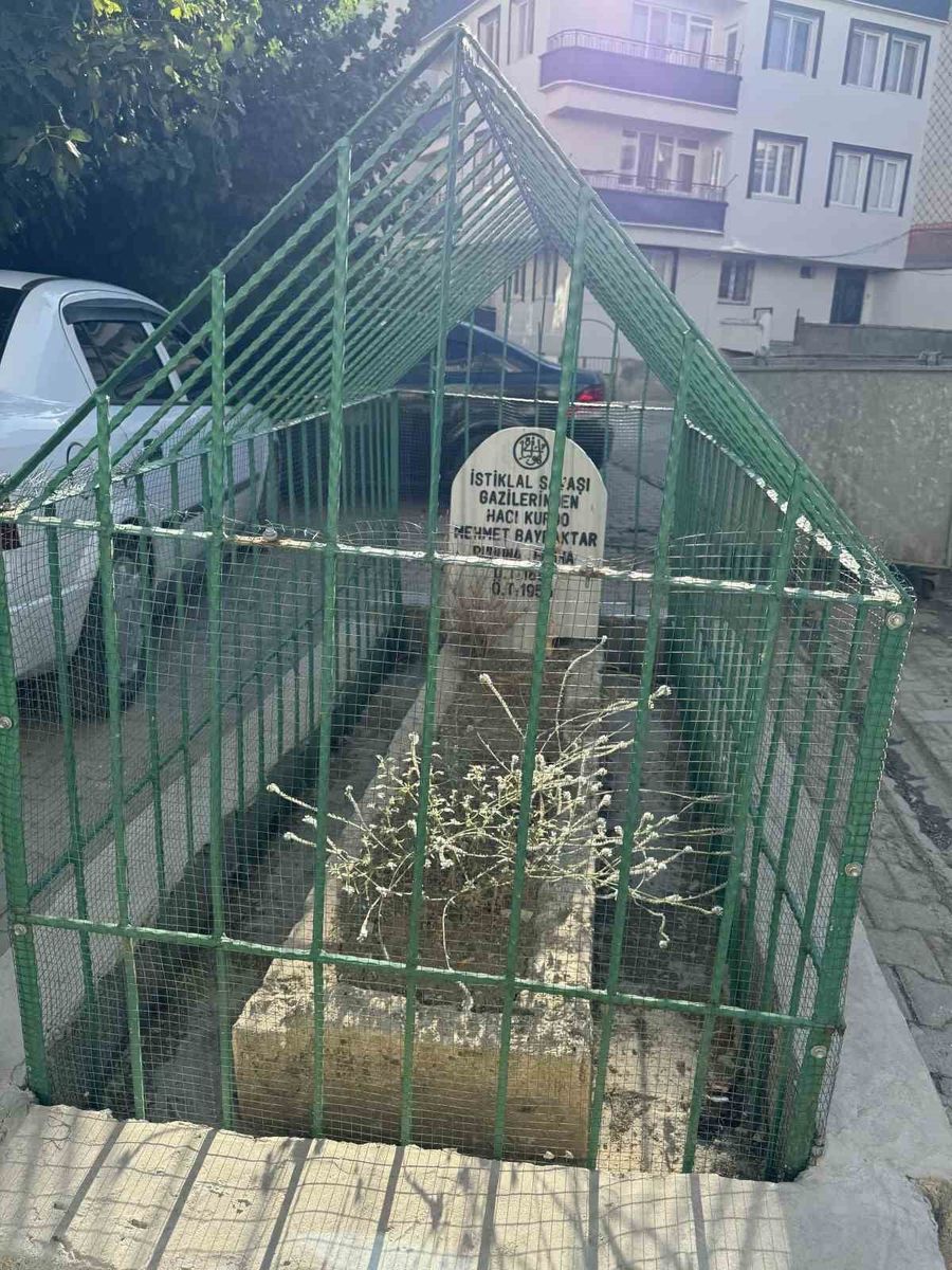 İstiklal Savaşı gazisinin mezarı yerleşim yerinin ortasında kaldı