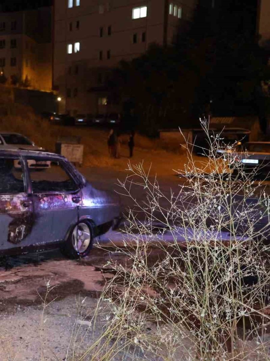 Nevşehir’de park halindeki otomobil alevlere teslim oldu