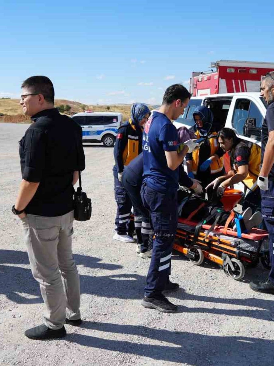 Kırıkkale’de minibüs ile otomobil çarpıştı: 1’i ağır, 6 yaralı