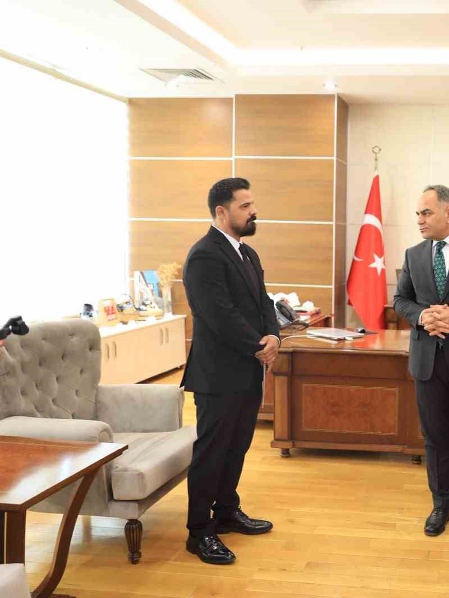 Validen Heimlich manevrasıyla küçük çocuğun hayatını kurtaran polislere başarı belgesi