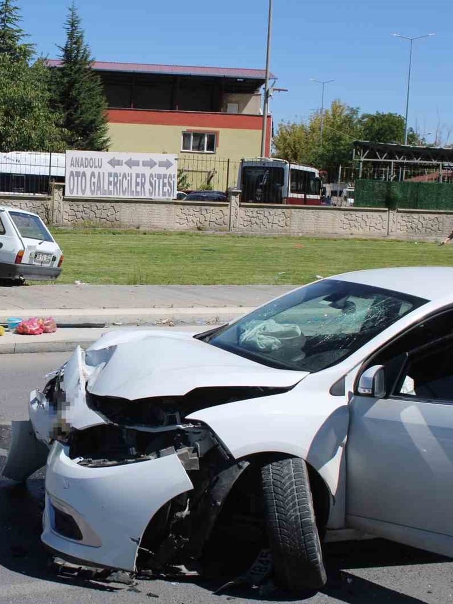 Kaza yapan otomobil ağacı kırarak üzerine çıktı: 2 yaralı