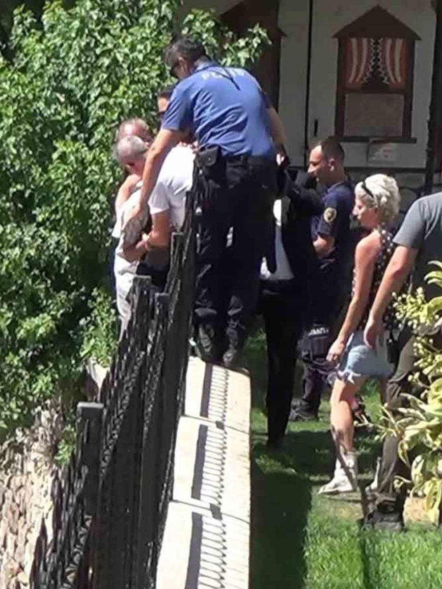 Tren yoluna atlamak isteyen adamı ekipler kurtardı