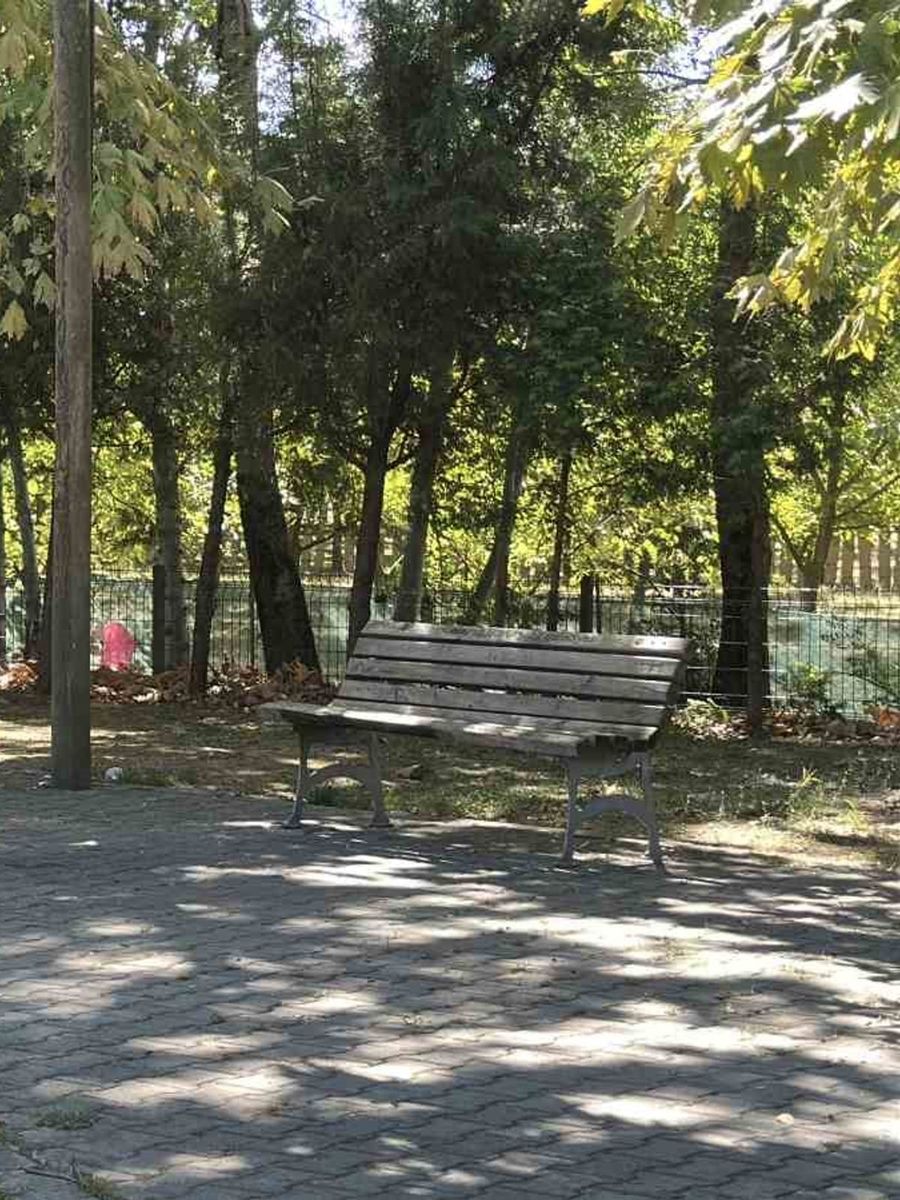 Cami parkındaki bankta şüpheli ölüm