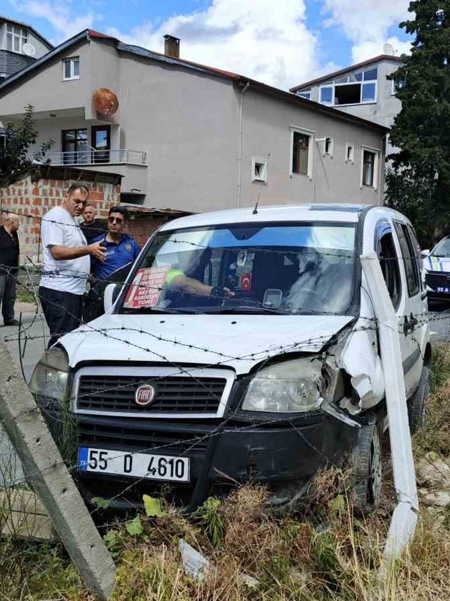 Direksiyonda rahatsızlanan genç dolmuş sürücüsü mezarlığın tel örgüsüne çarptı
