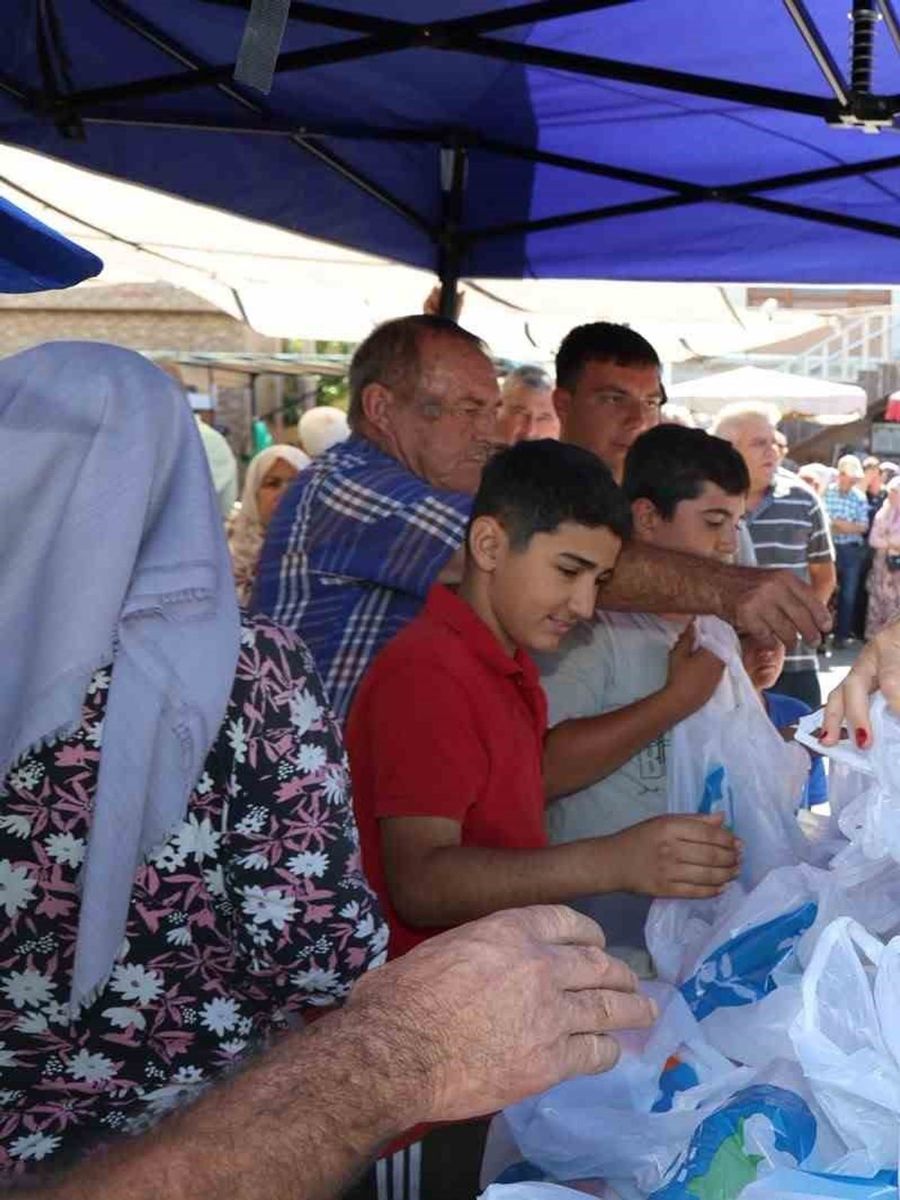 Söke Belediyesi’nin unları, Bağarası’nda vatandaşlara dağıtıldı