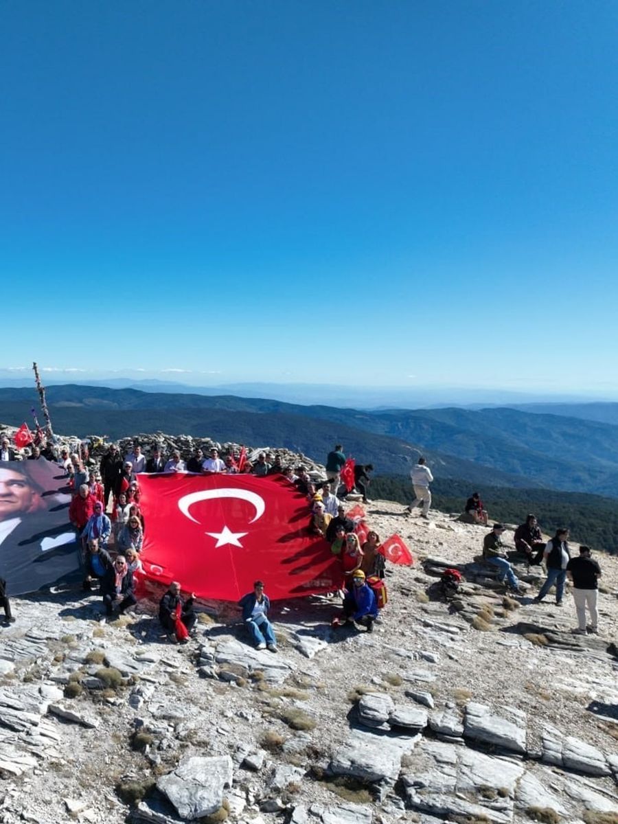 Kazdağları’nın zirvesinde bayrak yürüyüşü