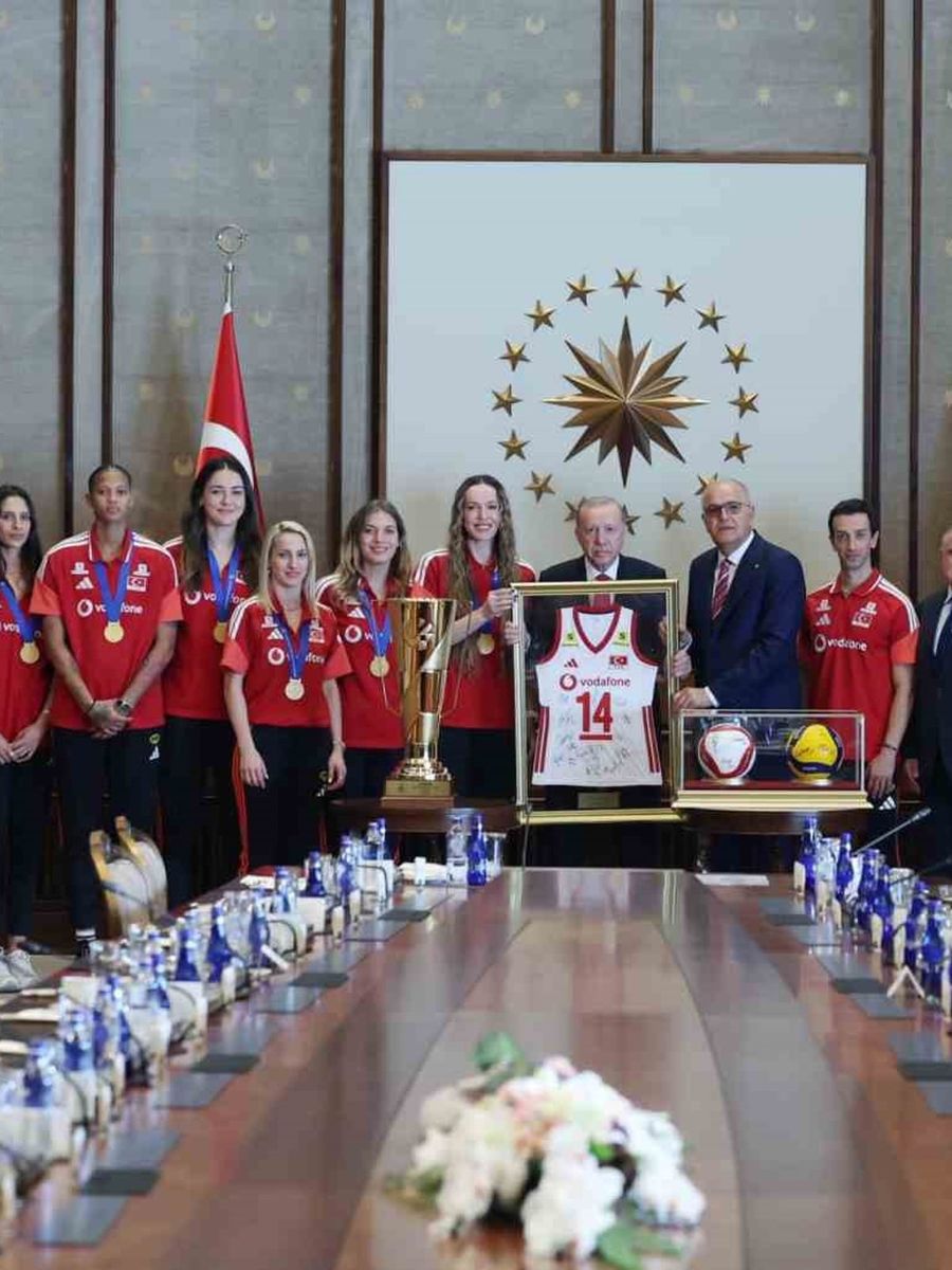Cumhurbaşkanı Erdoğan, A Milli Kadın Voleybol Takımı ile A Milli Erkek Voleybol Takımı’nı kabul etti