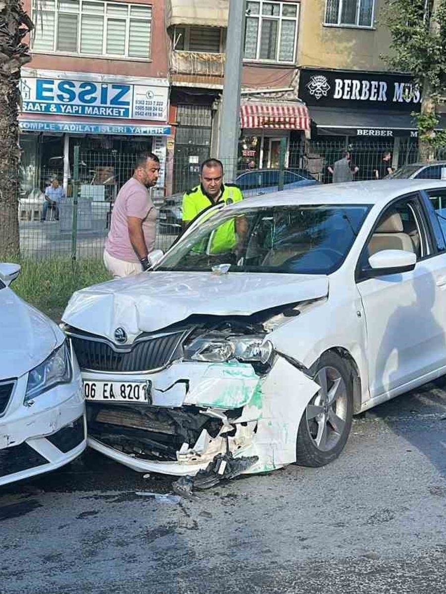 Kontrolden çıkan otomobil karşı şeritte başka bir araçla çarpıştı: 2 yaralı