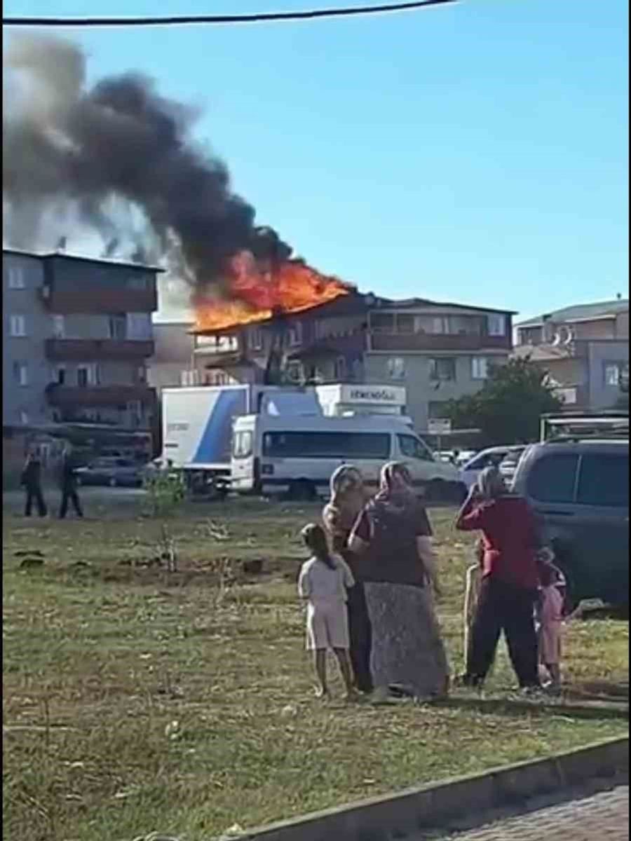 Kocaeli’de çatı alevlere teslim oldu