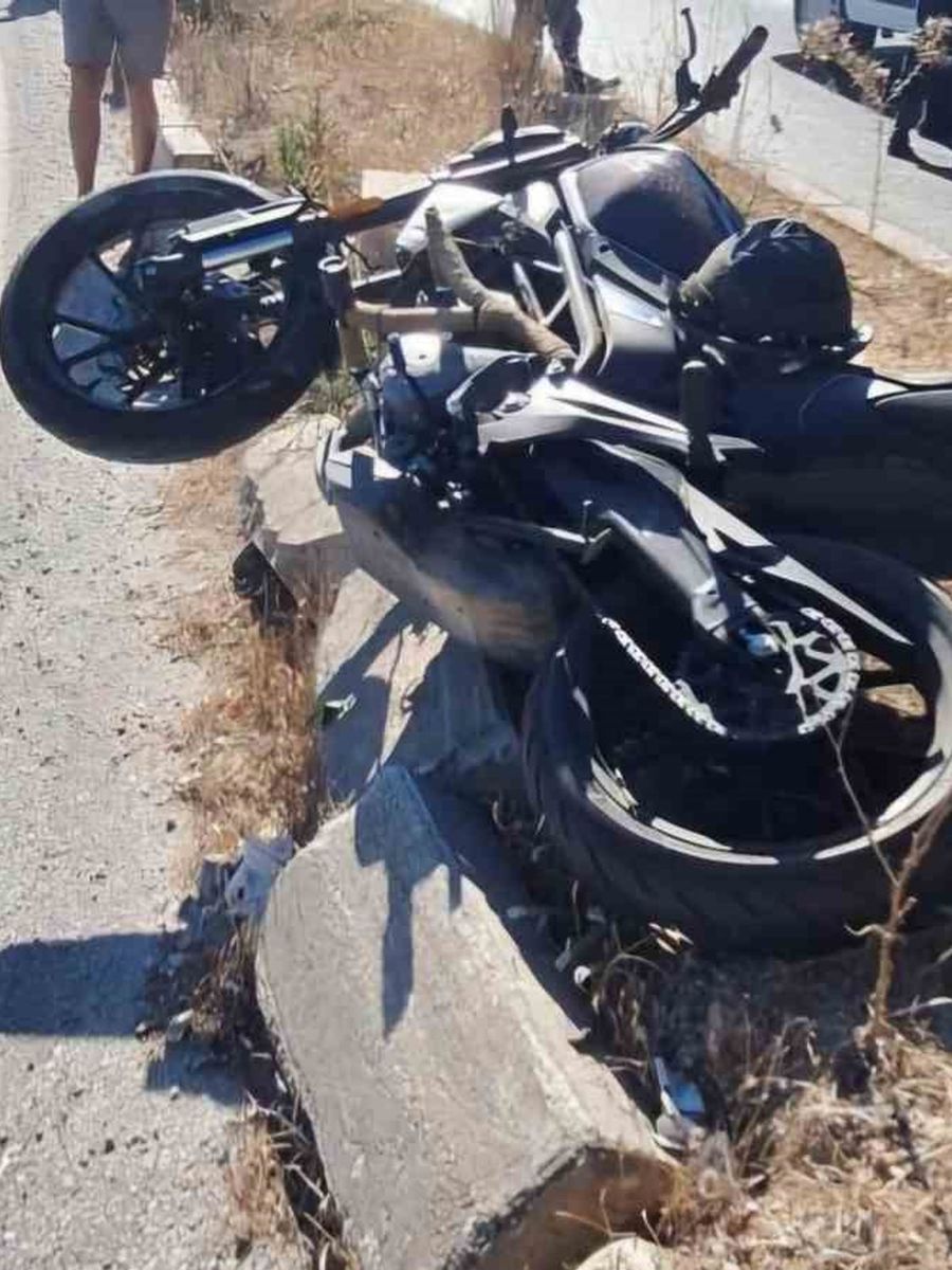 Refüje çarpan motosikletli genç hayatını kaybetti