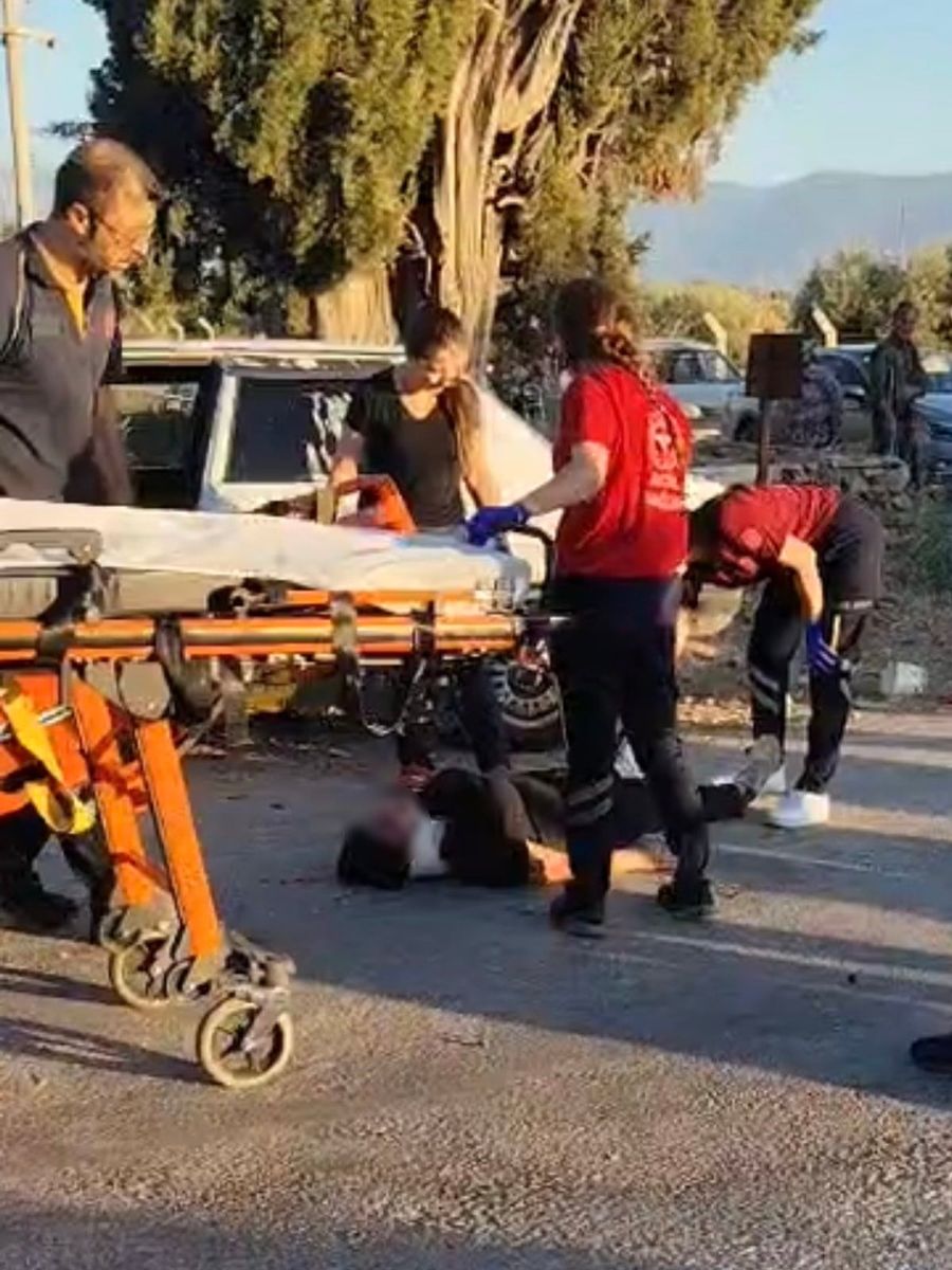 Bayındır’da otomobil ile motosiklet çarpıştı: 2 yaralı