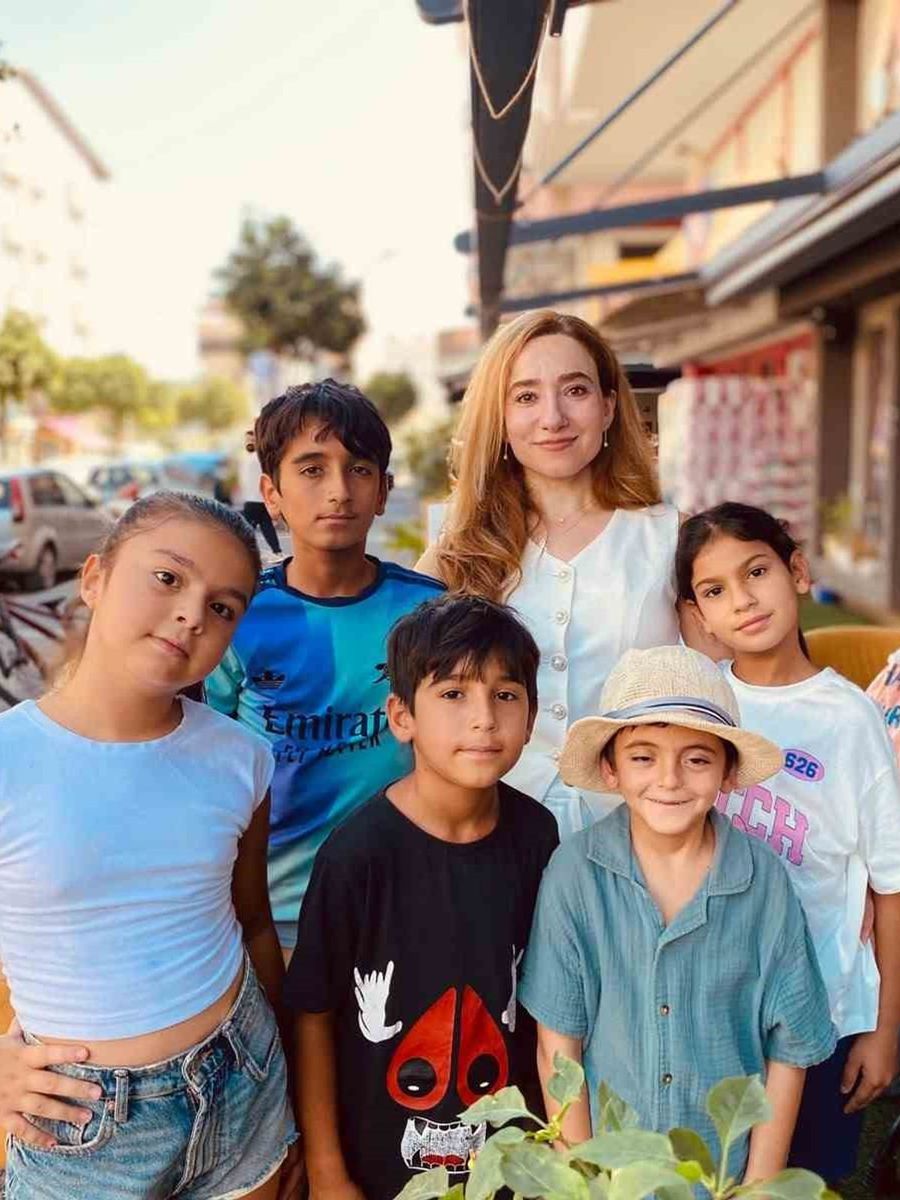 Kanseri 3 kez yendi, kendini çocuklara adadı
