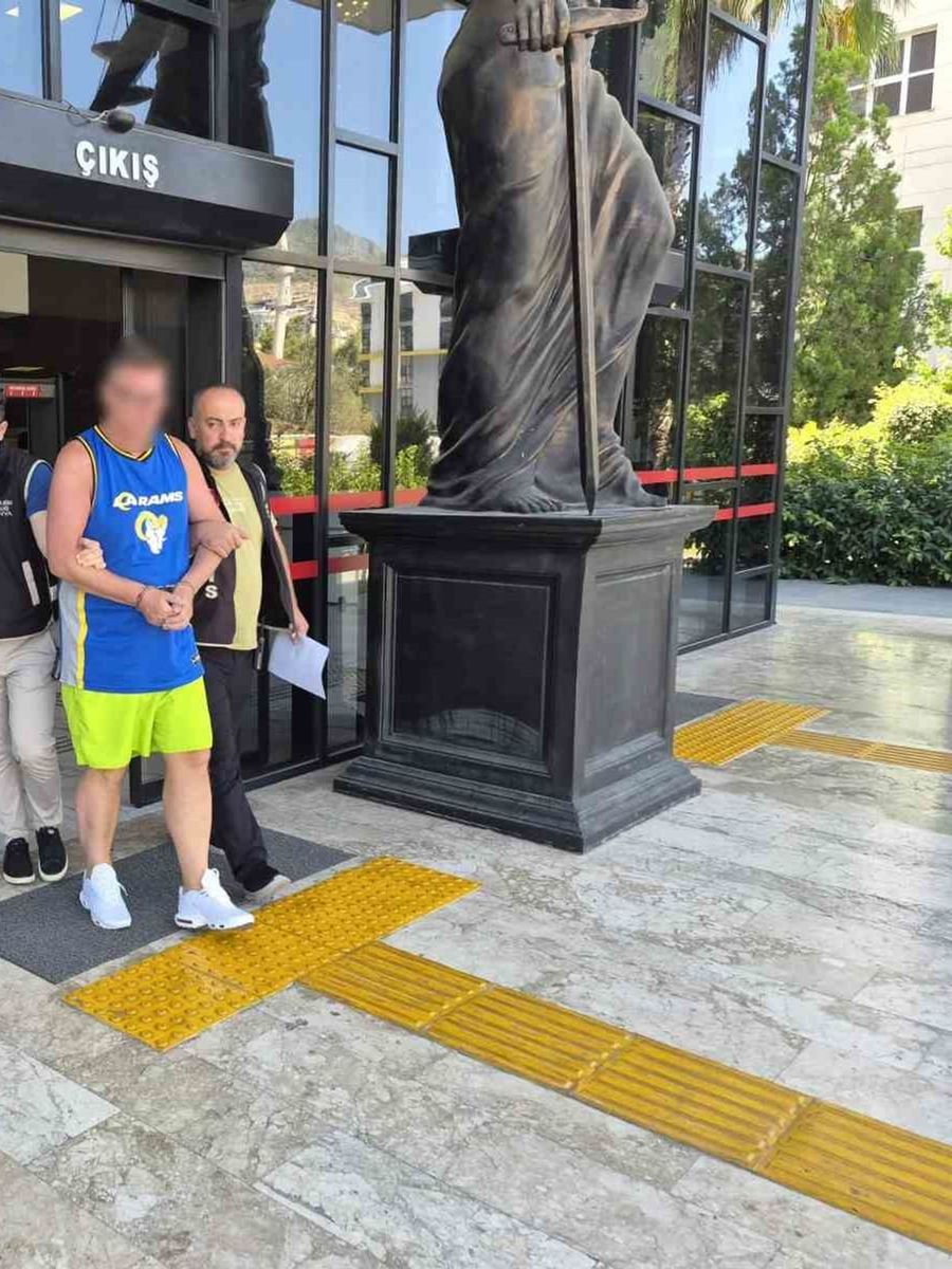 Alanya’da Türk bayrağına tüküren İngiliz turist tutuklandı