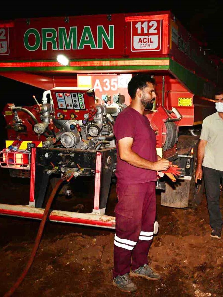 Kepez Belediyesi yangın sebebiyle tüm imkanlarıyla sahada