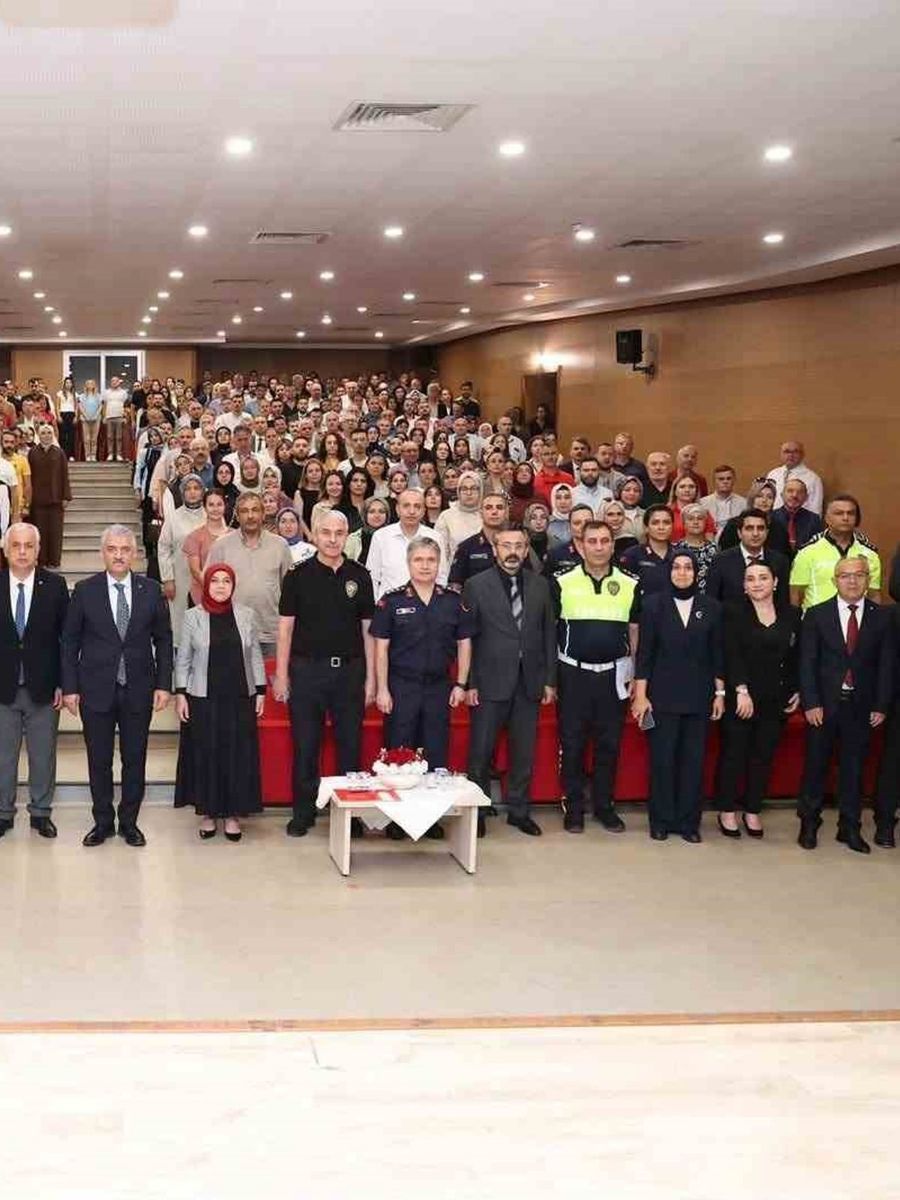 Vali Makas, 2026-2027 eğitim öğretim yılı hazırlıklarını değerlendirdi öğrencilerle bir araya geldi
