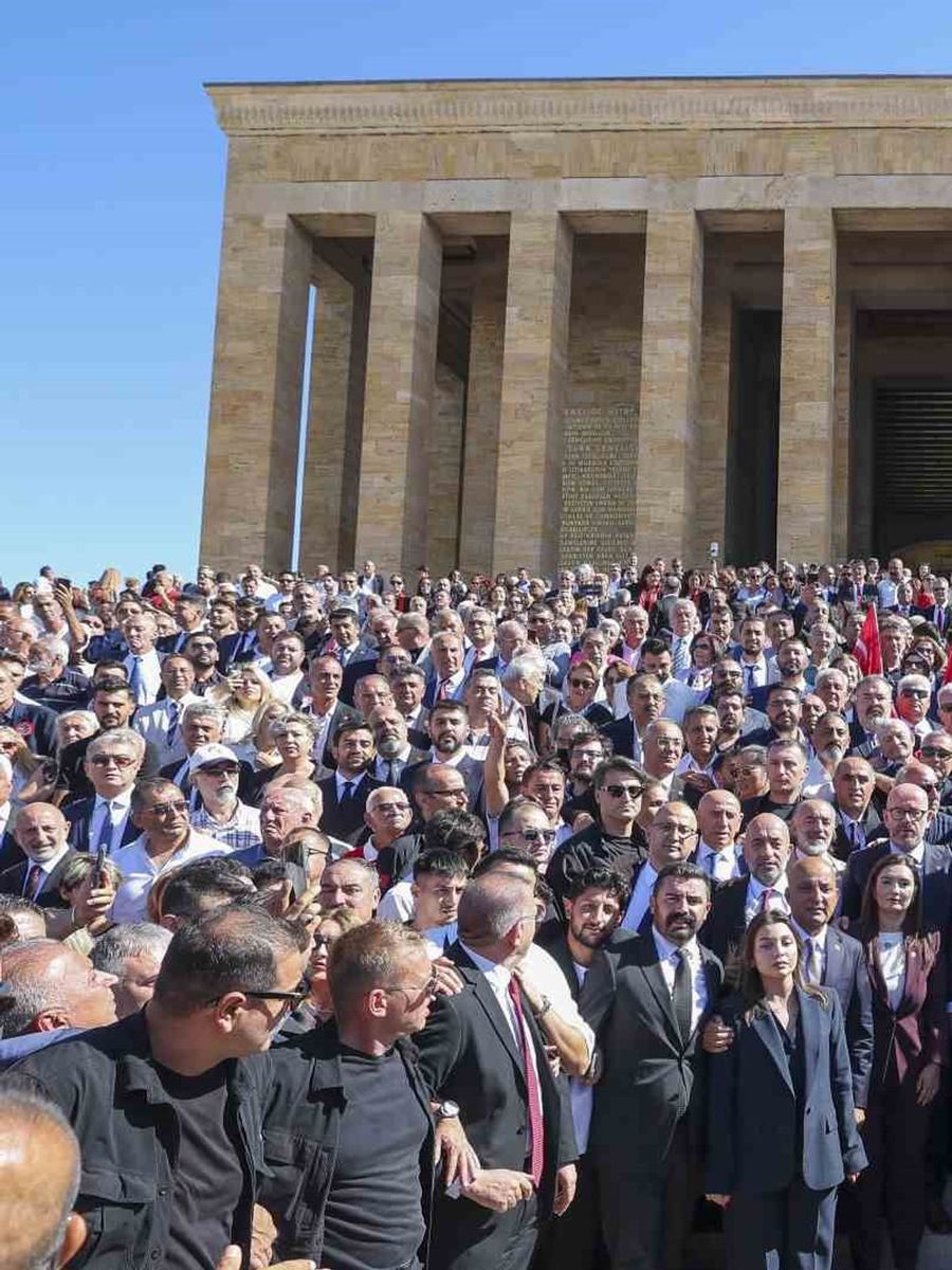 CHP Genel Başkanı Kılıçdaroğlu Anıtkabir’i ziyaret etti