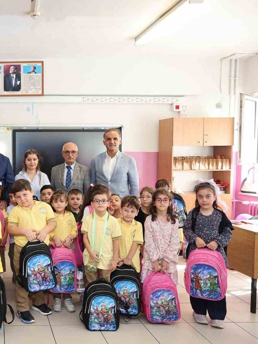 Sultangazi Belediyesi’nden ilkokula başlayan öğrencilere çanta ve kırtasiye seti sürprizi