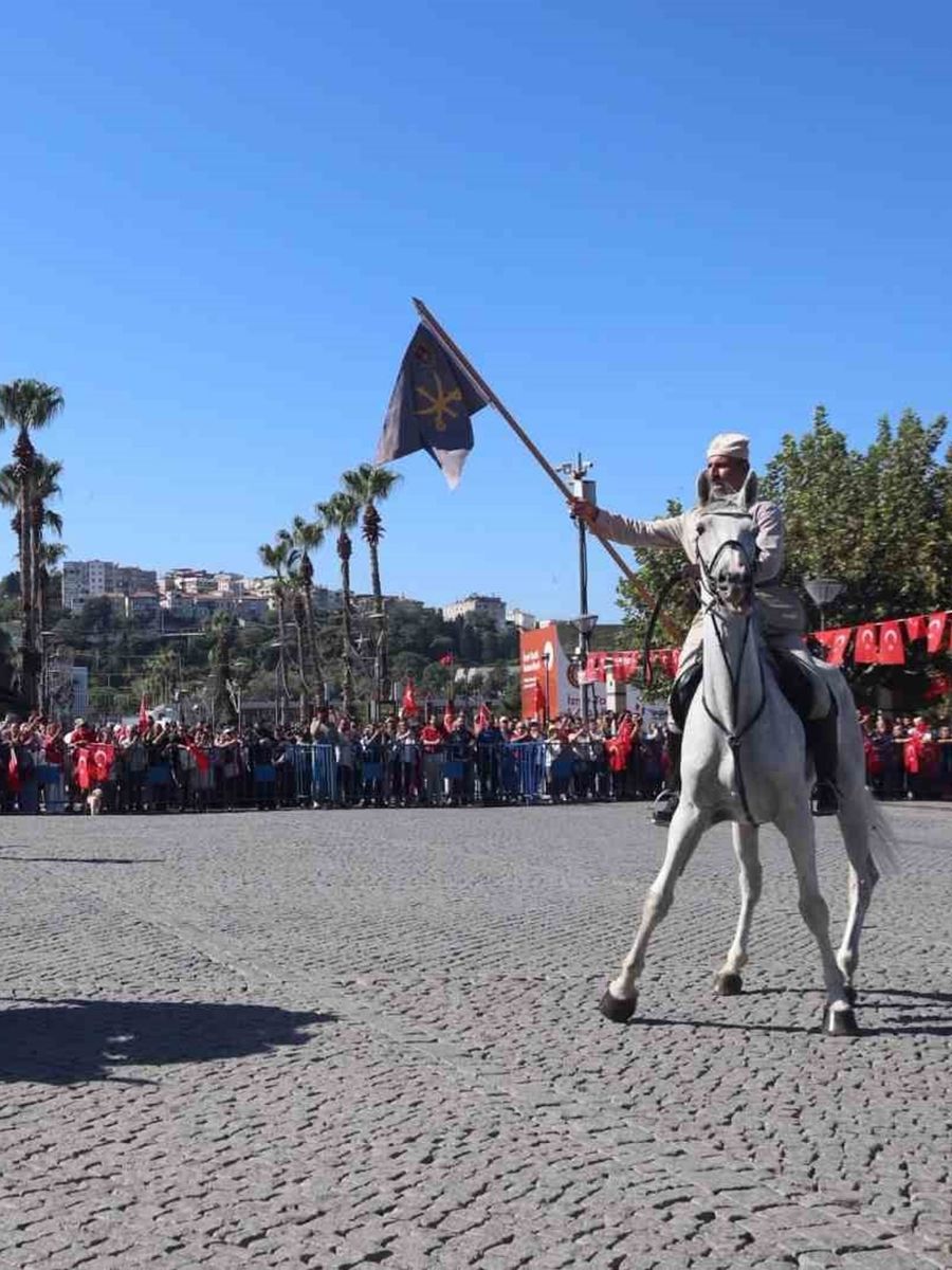 İzmir’in düşman işgalinden kurtuluşu törenlerle kutlandı