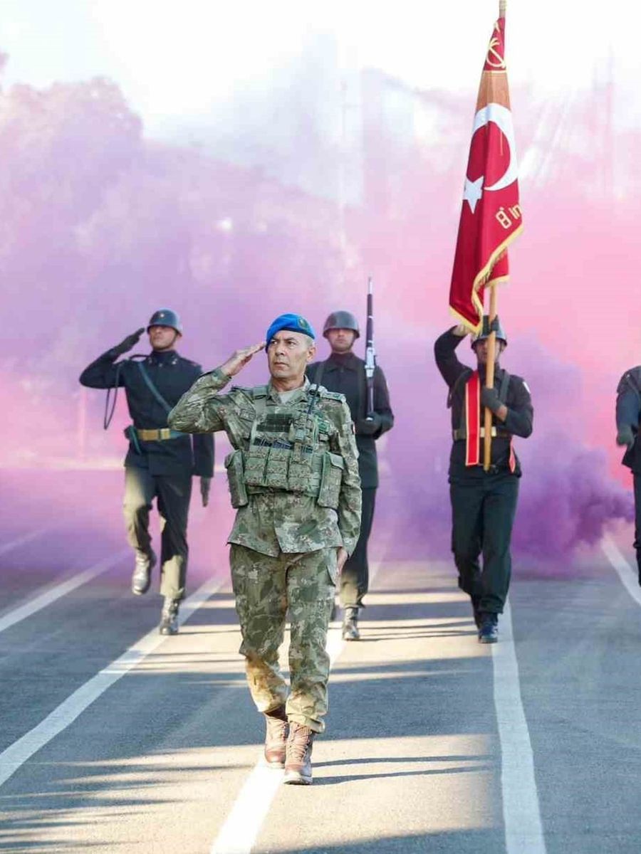 8’inci Komando Tugay Komutanlığı’nda sancak ve komuta devir teslim töreni düzenlendi