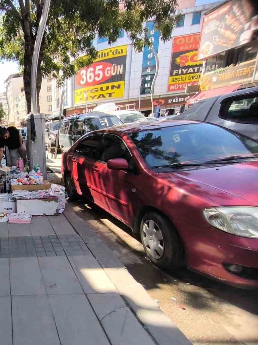 Van’da kaldırımlar işgal altında: Yayalar yola indi, turistler ve esnaf tepkili