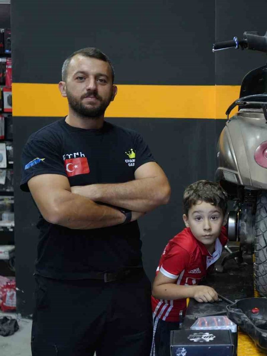 Gece yarısı çalışırken gördü, emeğini motosikletle ödüllendirdi