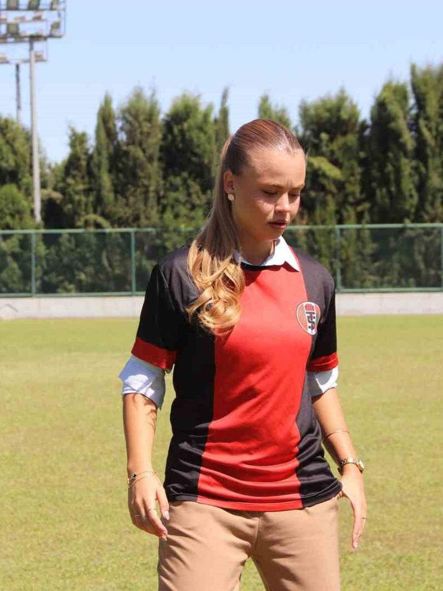 22 yaşındaki Zeynep Mestan, Turgutluspor’un teknik direktörü oldu