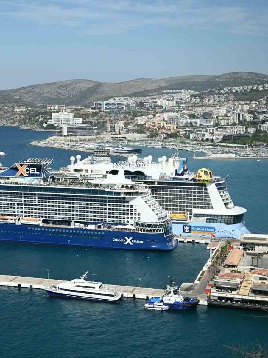 Kuşadası’na 2 kruvaziyerle 7 bin 818 turist geldi