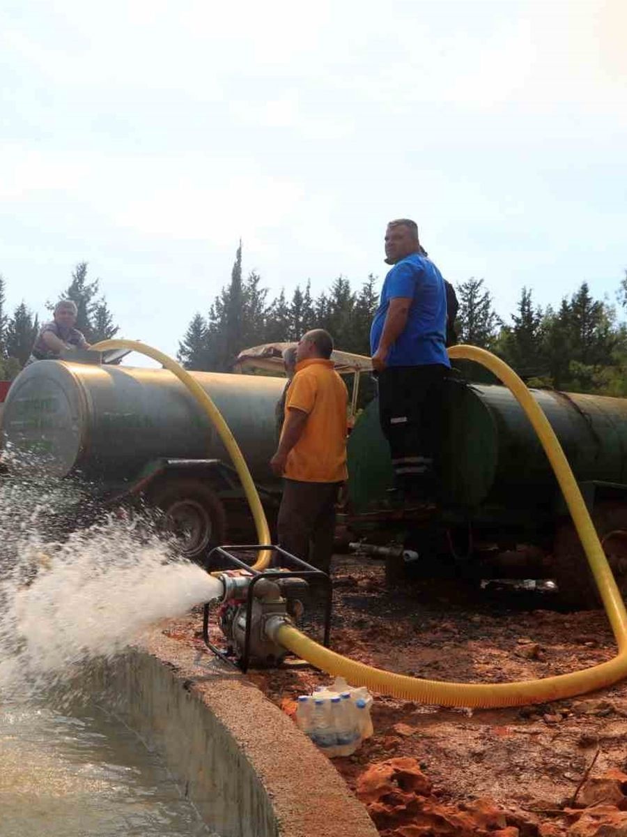 Antalyalı vatandaşlar su tankerleri ve beton mikserleriyle söndürme havuzları başına akın etti