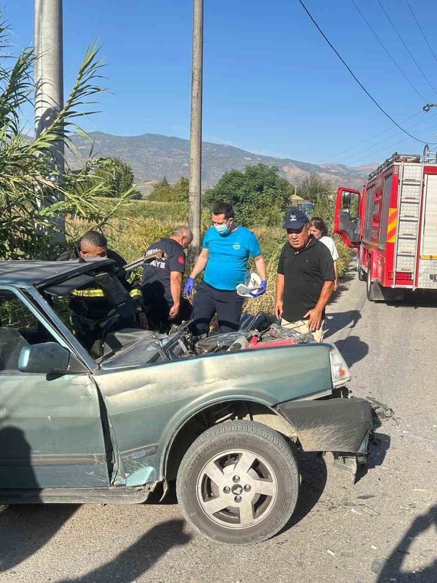Bozdoğan’da otomobil, kamyonla çarpıştı: 1 yaralı