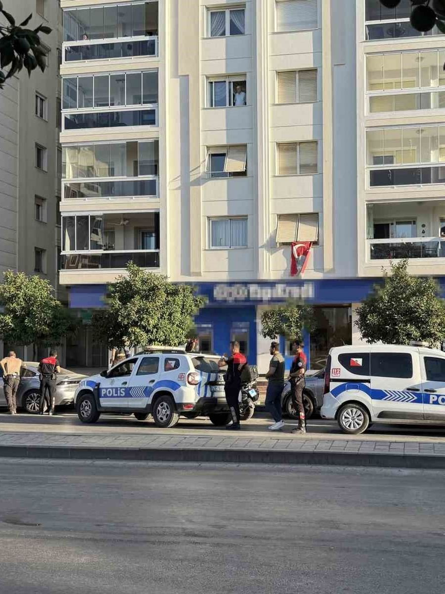 İzmir’de bankada hareketli dakikalar: Soygun girişimi iddiası polisi alarma geçirdi
