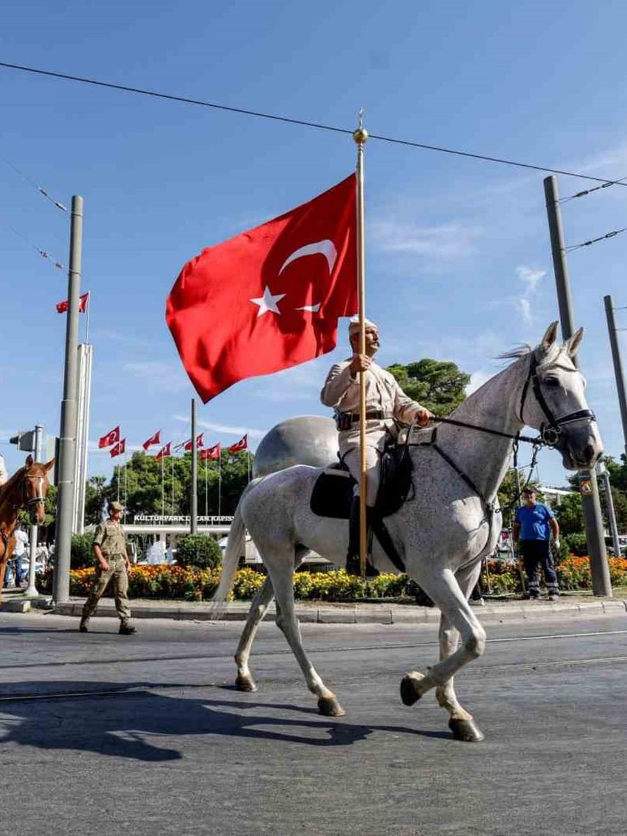 İzmir’de havada karada kurtuluş coşkusu