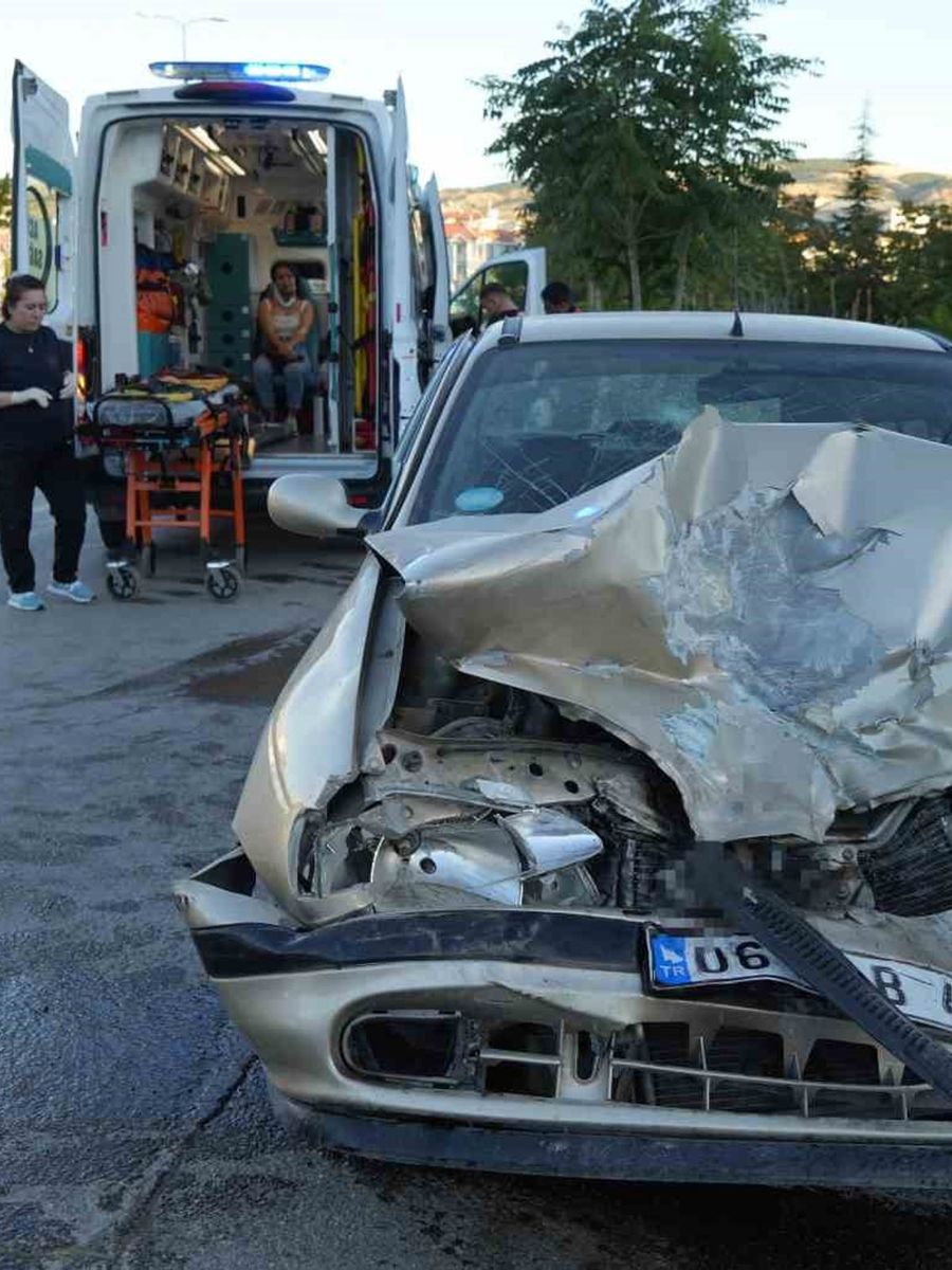 Kırıkkale’de minibüs ile otomobil çarpıştı: 3 yaralı