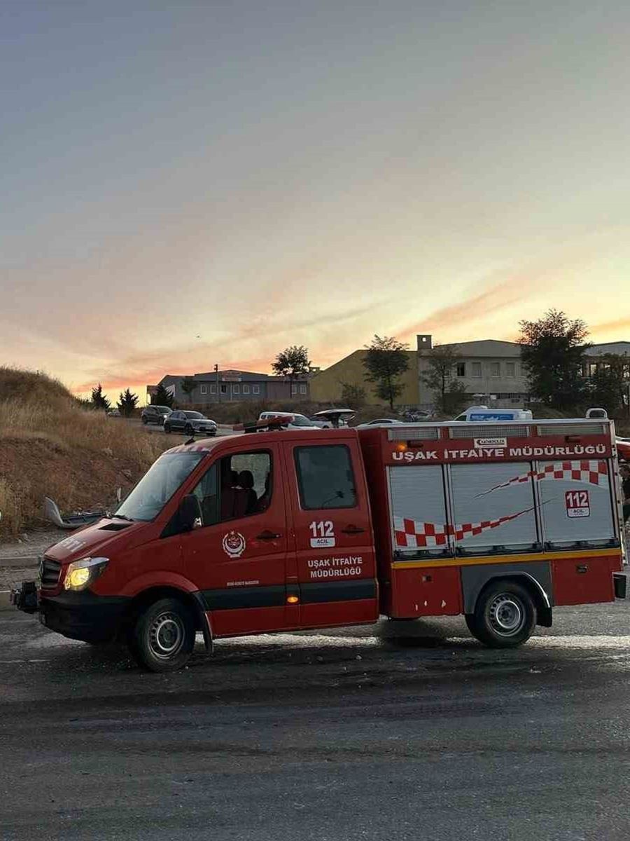 Uşak’ta itfaiye aracı ile kamyon çarpıştı: 1 ölü, 2 yaralı