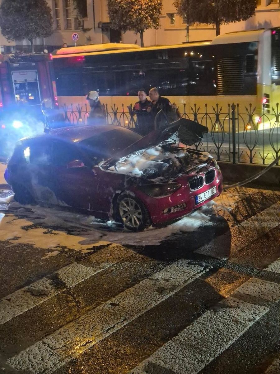 Fatih’te yanan otomobil hurdaya döndü
