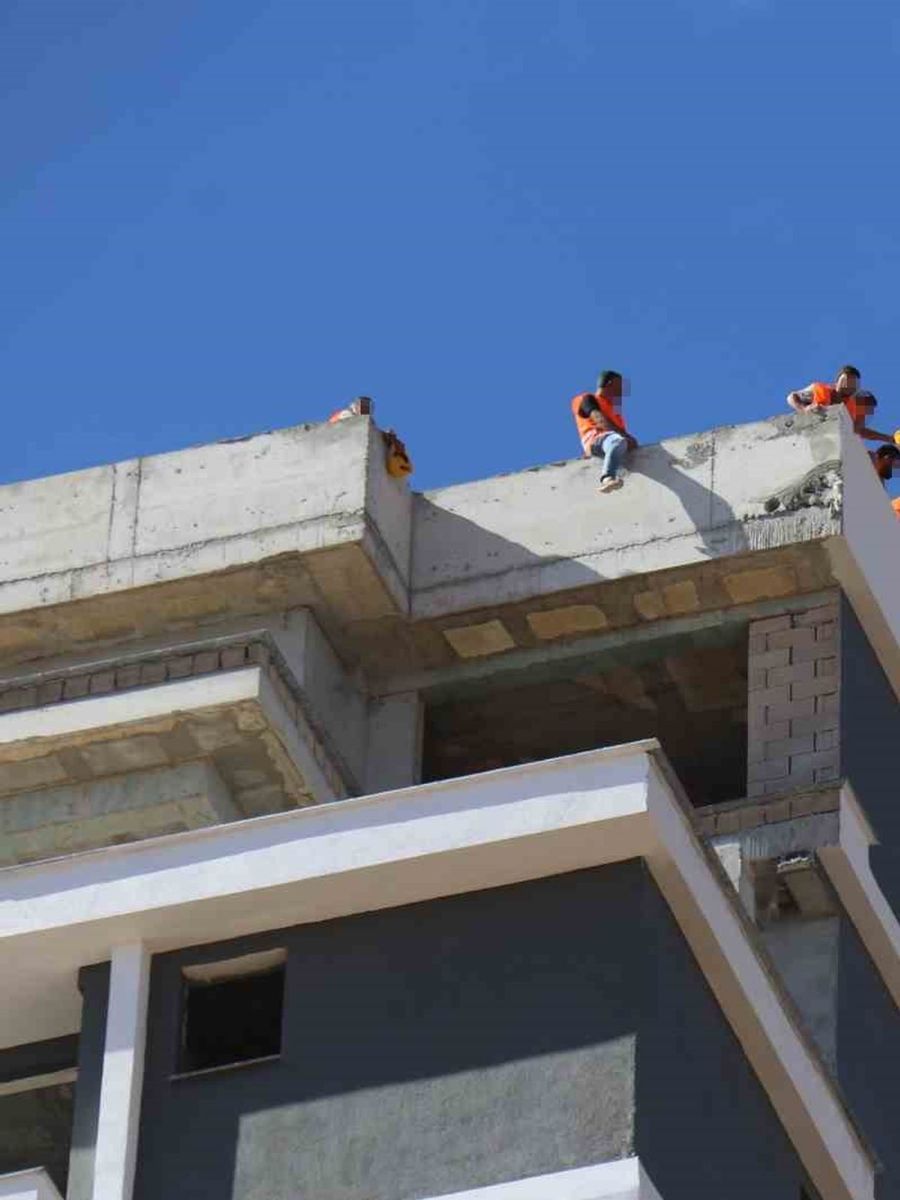 Denizli’de 4 aydır ödemeleri yapılmayan inşaat işçileri çatıya çıktı