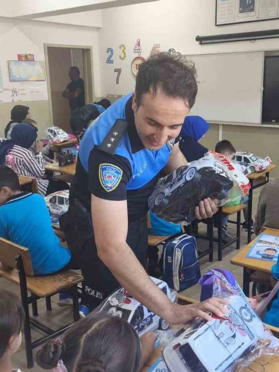 Erzincan’da polis ekiplerinden öğrencilere yeni eğitim yılı sürprizi
