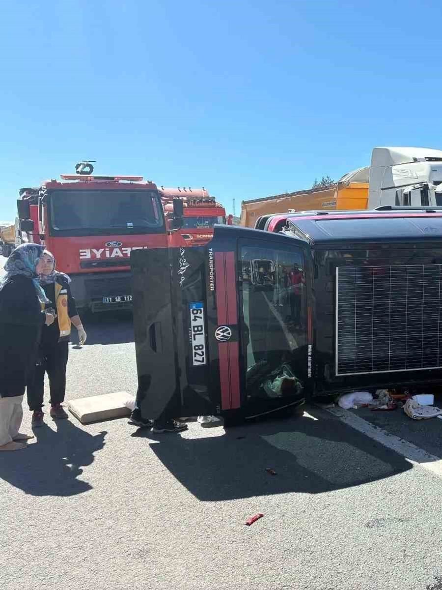 Bilecik’te ticari araç devrildi: 3 yaralı