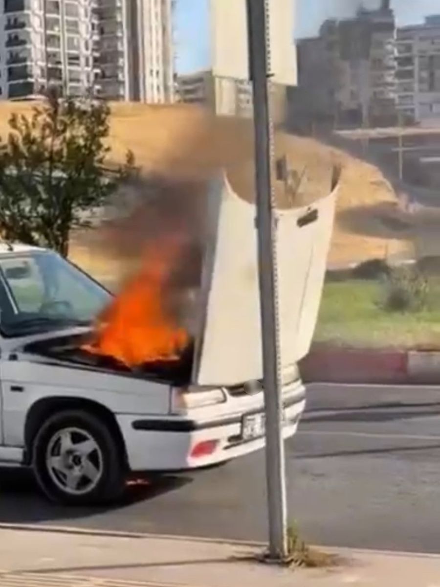 Siirt’te seyir halindeki otomobil alev aldı, yangını belediye otobüs şoförü söndürdü