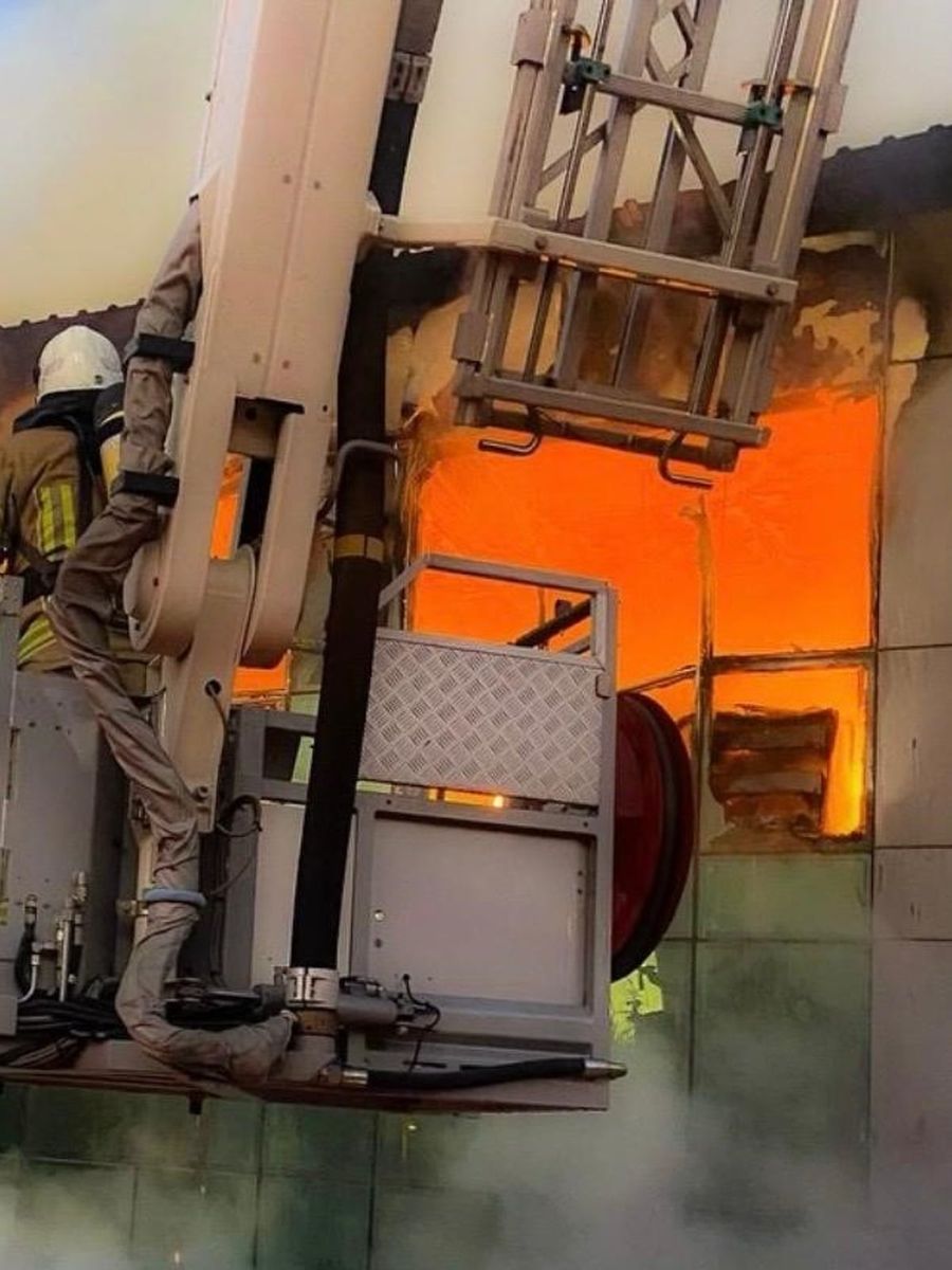İzmir’de iş yeri alevlere teslim oldu