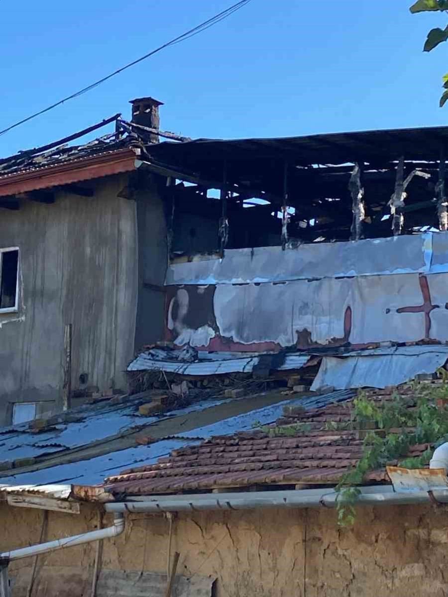 Yalvaç’ta iki ahşap ev yangında kullanılamaz hale geldi