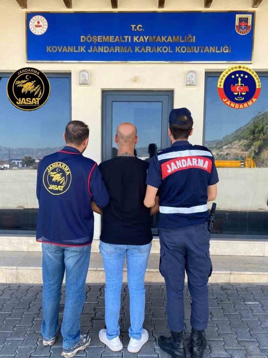 Antalya’da JASAT’tan aranan şahıslara operasyon düzenlendi