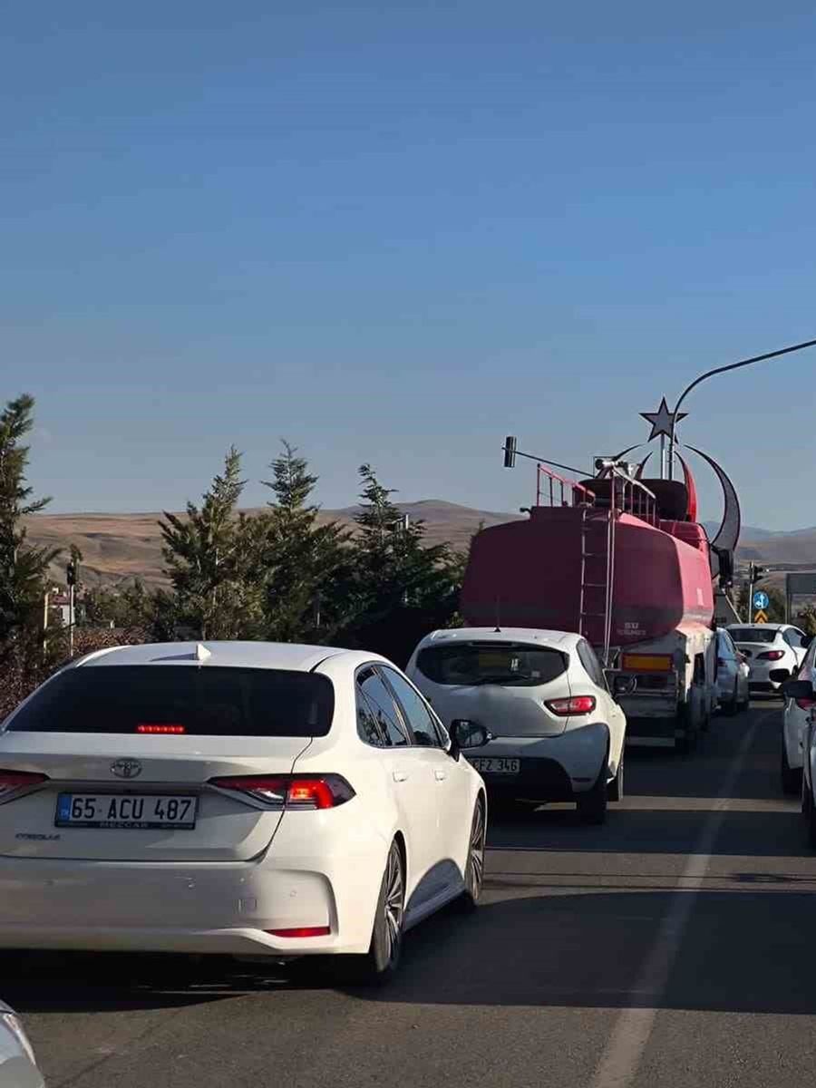 Van Gölü sahil yolunda tehlike büyüyor