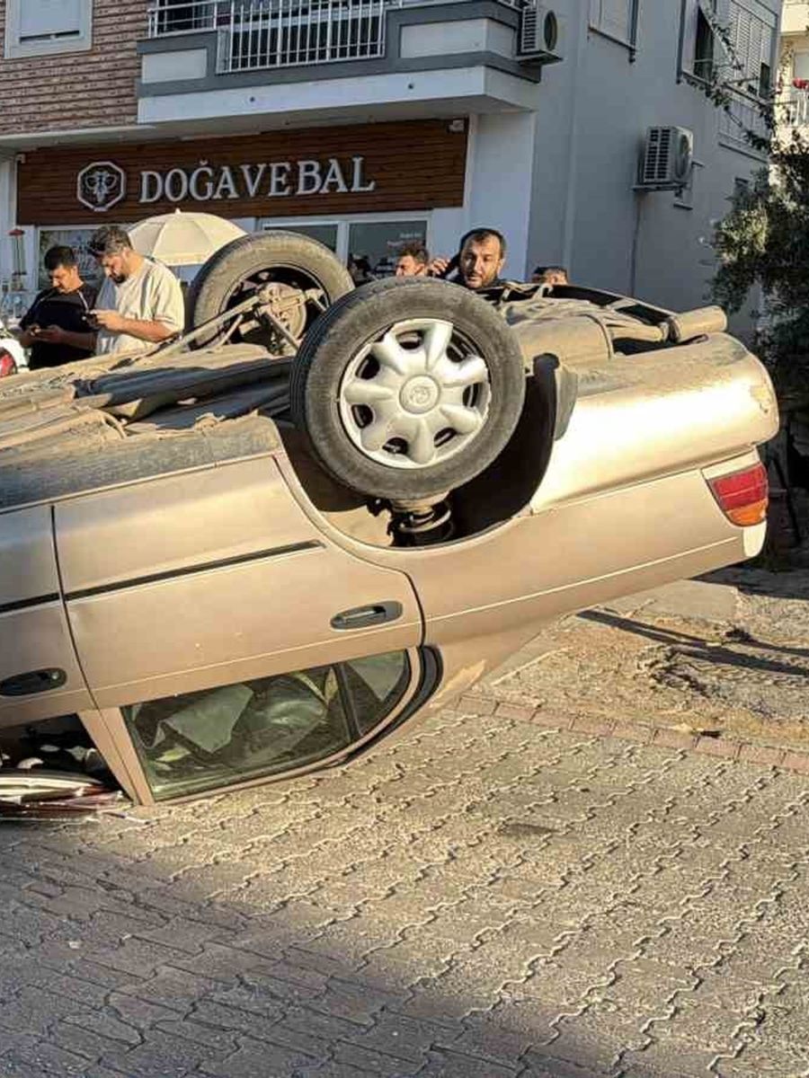 Kamyonet ile çarpışan otomobil ters döndü: 1 yaralı