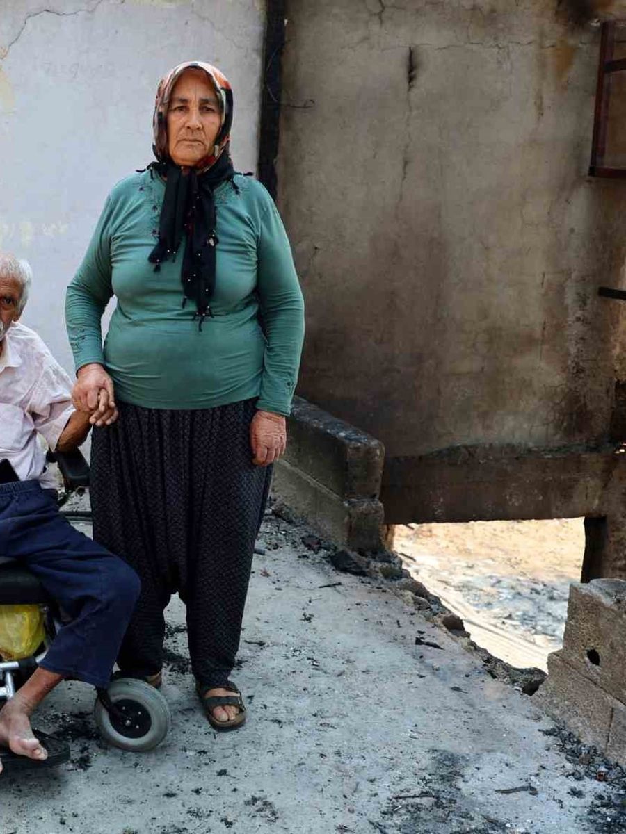 Yangında evleri küle dönen yaşlı çift: "Bütün hatıralarım yandı"