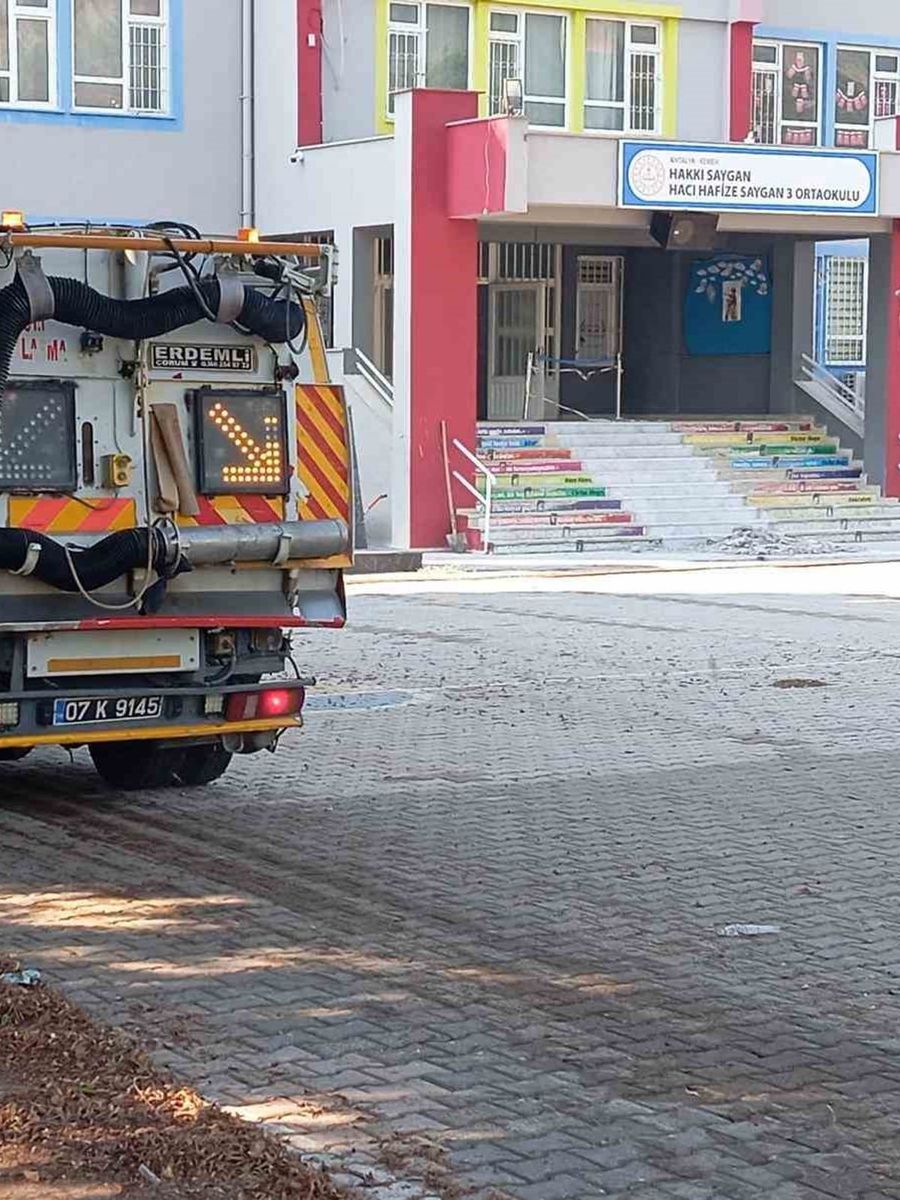 Kemer’de okul bahçelerinde yeni eğitim yılı öncesi temizlik çalışması