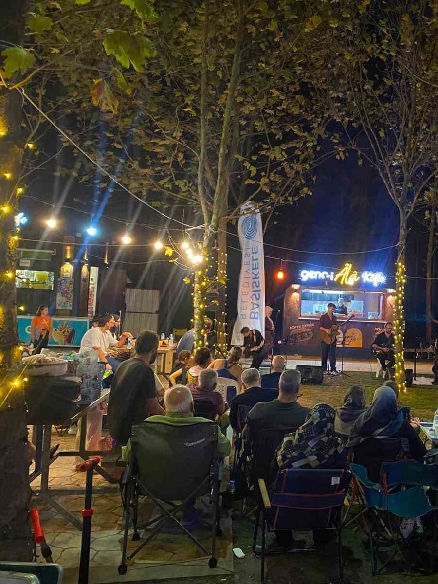 Başiskele Sahili’nde genç müzisyenlerden pazar konseri