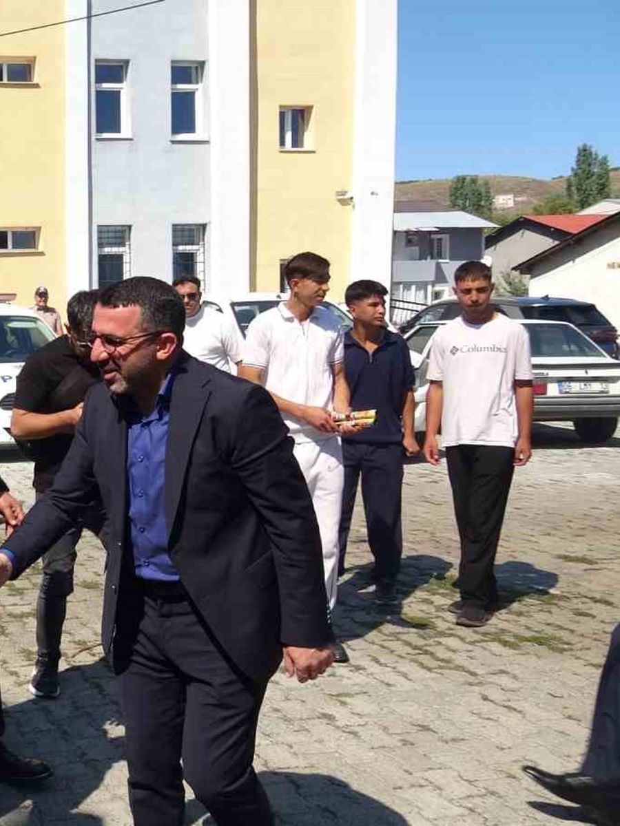 AK Parti Susuz’da Danışma Meclisi coşkusu: İlçeye yapılan yatırımlar masaya yatırıldı